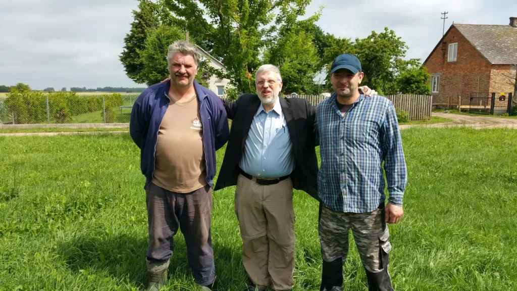 Shlomo with two farmers in Bagatele